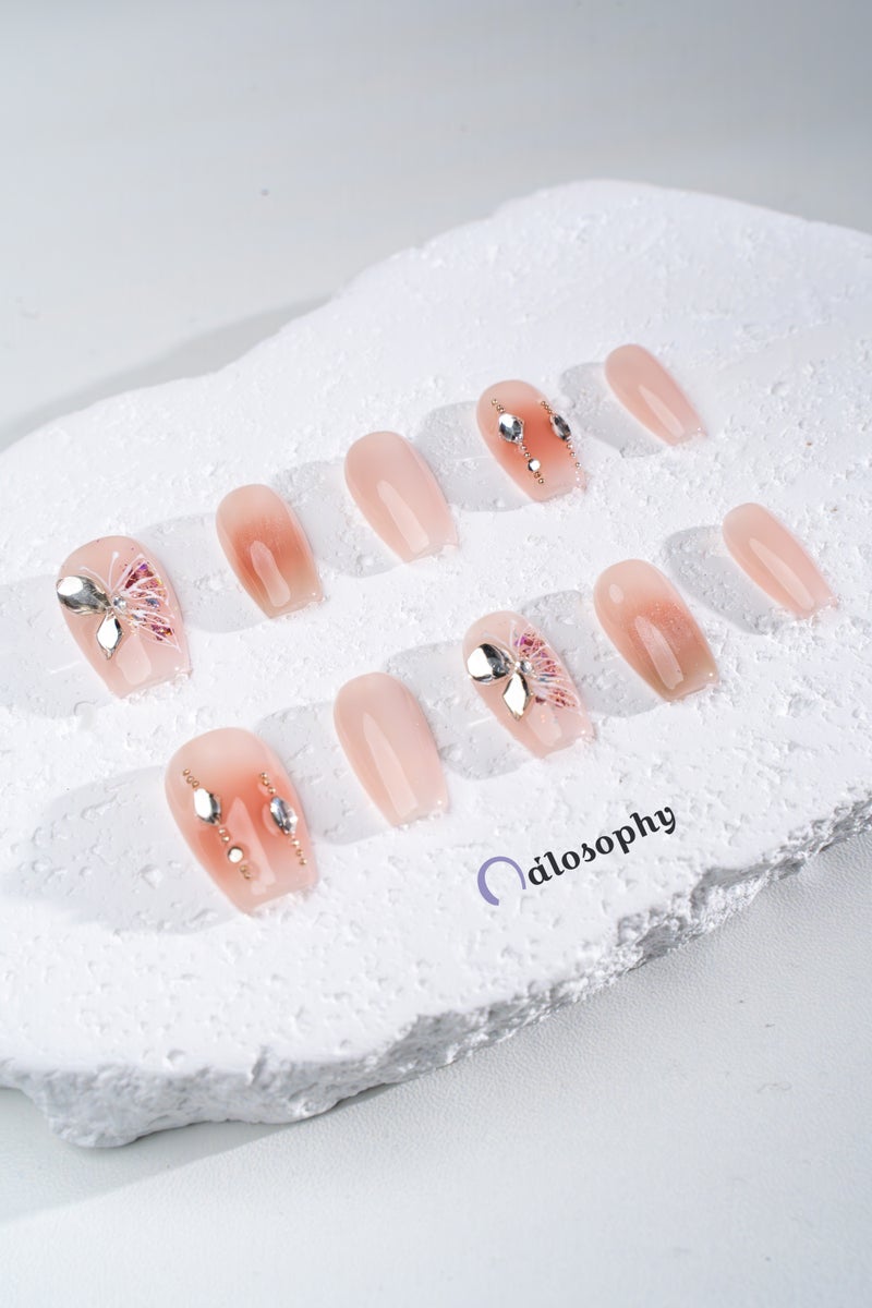 Nailosophy أظافر جيل مضغوطة يدوية باللون الوردي الناعم مع فراشة كريستالية | شكل كوفين - Image 1